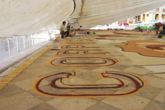 La arena de las  gigantescas imágenes en la  . . .