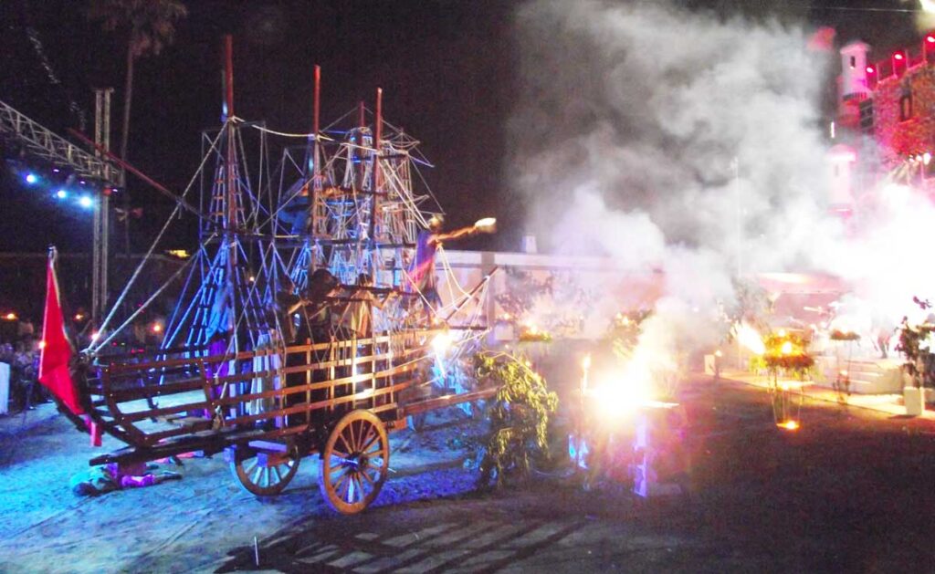 La obra teatral de la Librea culmina en la batalla entre los piratas y los defensores del castillo 