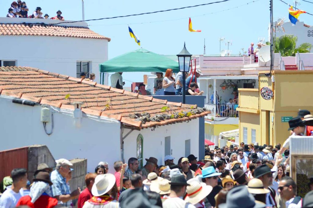 Desde sus terrazas y azoteas los vecinos miran el desfile que pasa por sus casas 