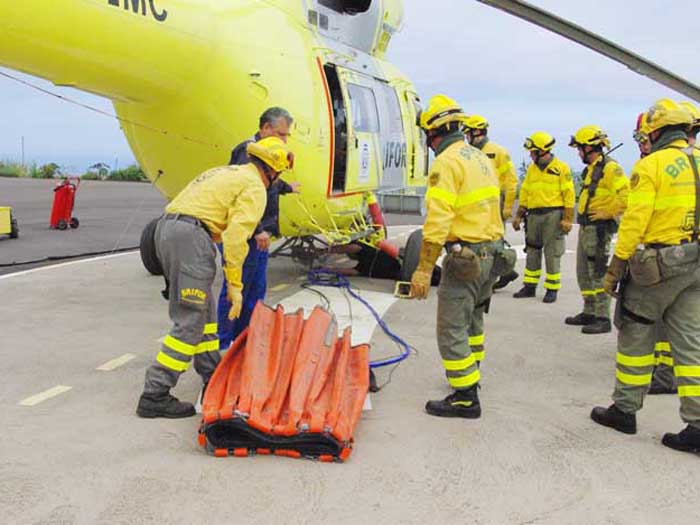 Los bomberos de la Brifor preparan el Bambi, . . .