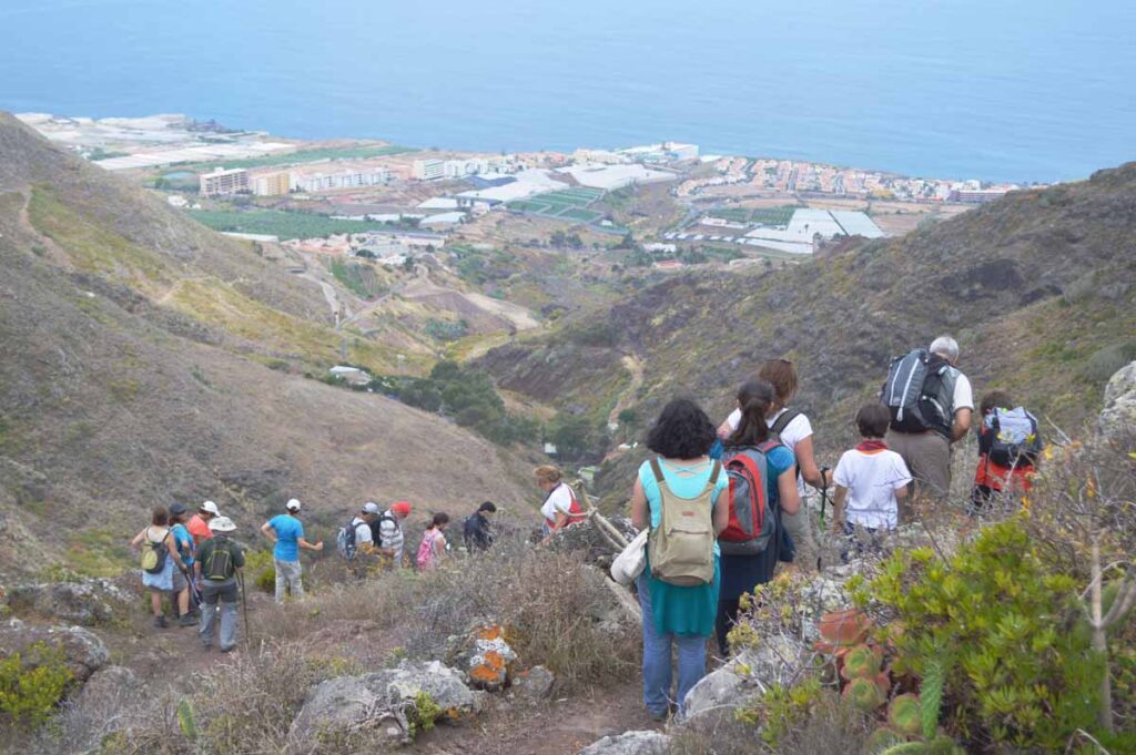 Al fin los senderistas bajan por un barranco hacia la costa de Bajamar