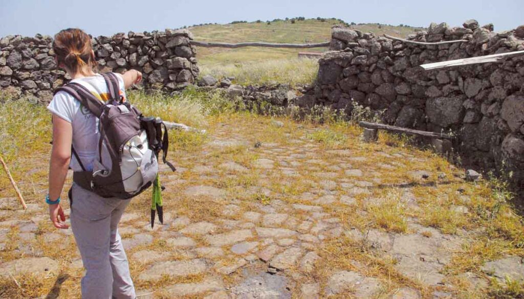 Las eras servían para el trillo de los cereales. El viento soplaba las pajas por un hueco del muro