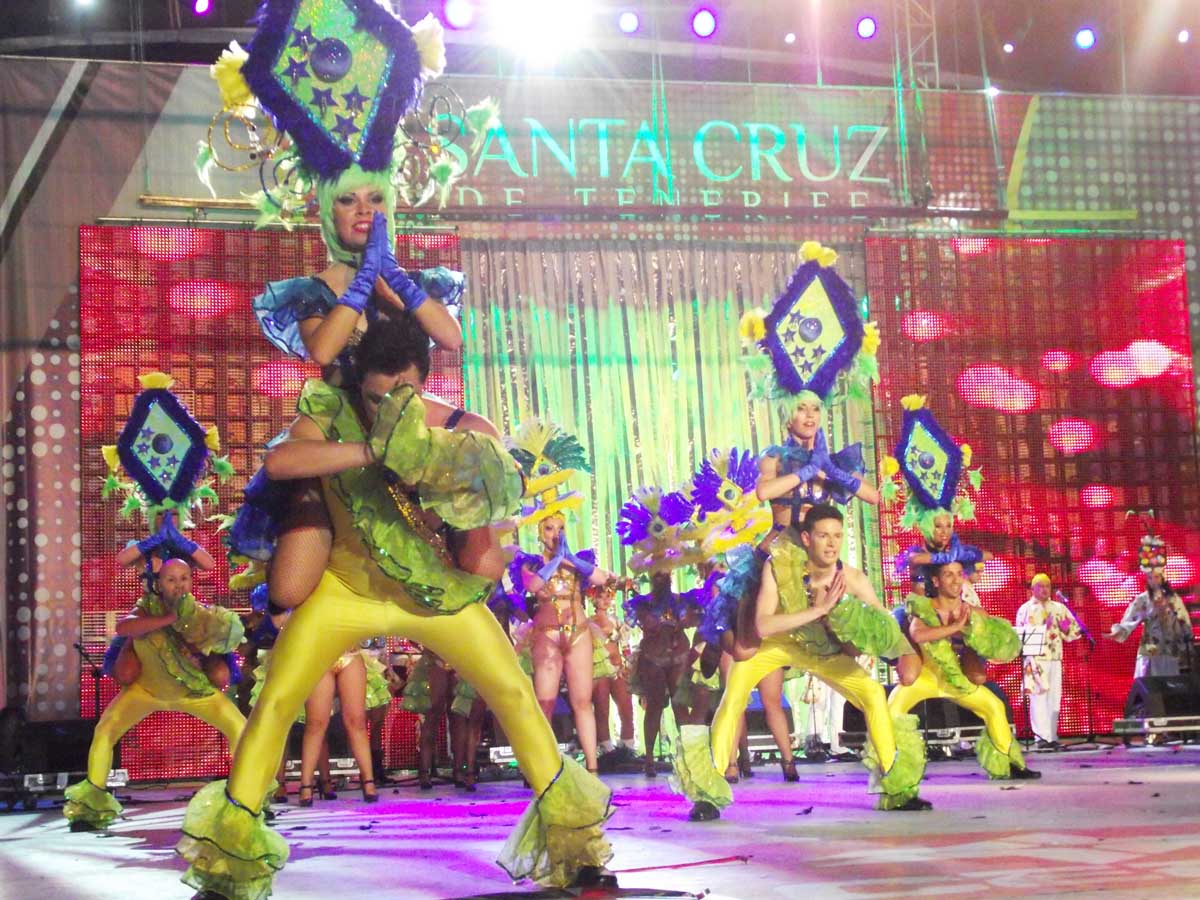 Carnaval de Santa Cruz 2011: una comparsa en el escenario