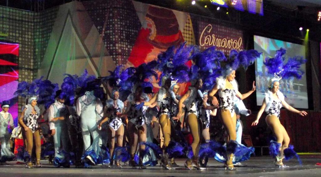 Carnaval: una comparsa sale al escenario del Recinto Ferial