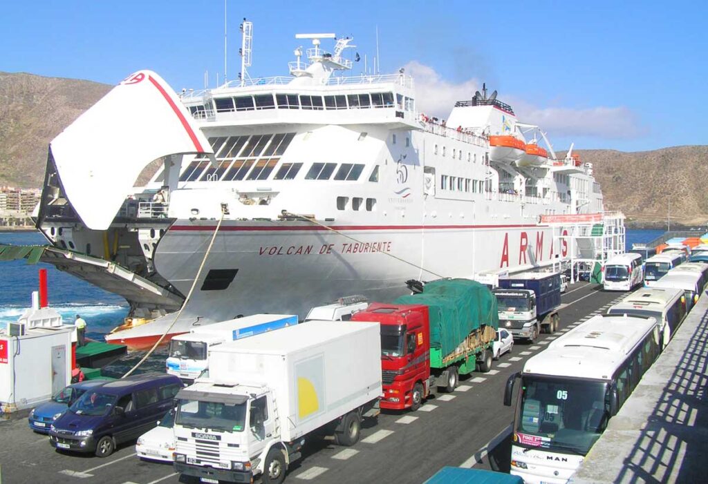 En el puerto de Los Cristianos, muchos vehículos esperan para poder entrar en la bodega del ferry  