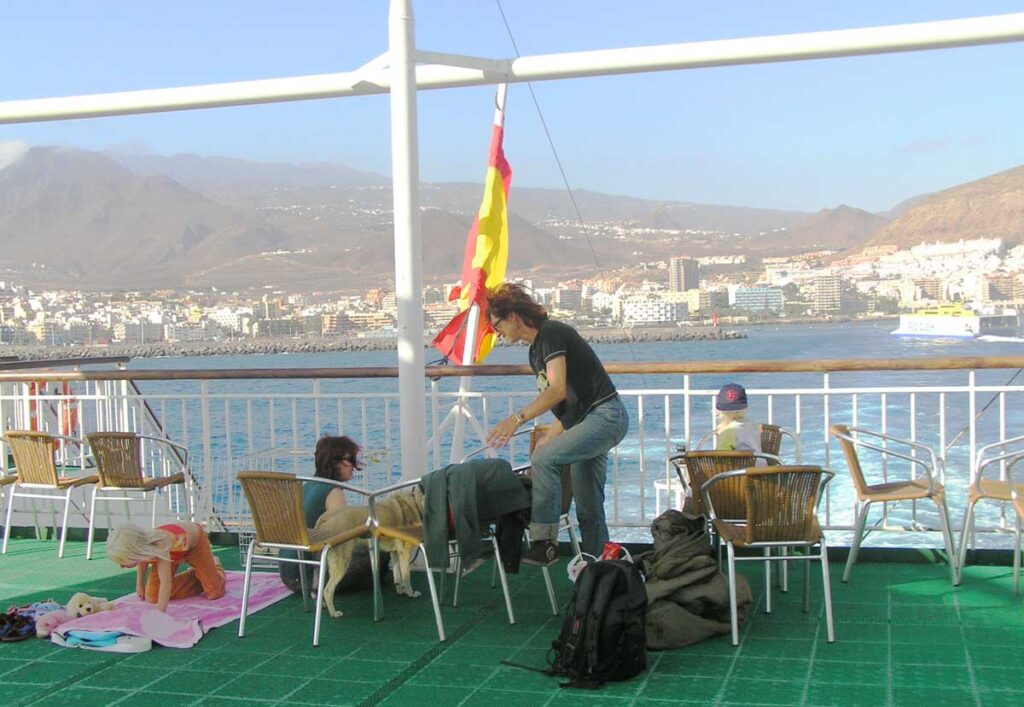 Los pasajeros disfrutan del trayecto desde Los Cristianos a La Gomera y La Palma