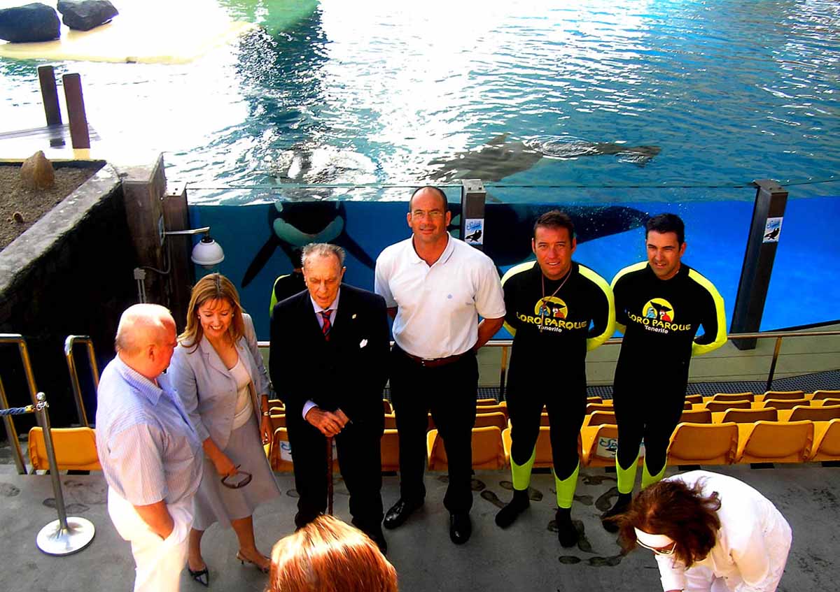 Foto de familia con Manuel Fraga y Eva Navarro frente de la piscina de las orcas