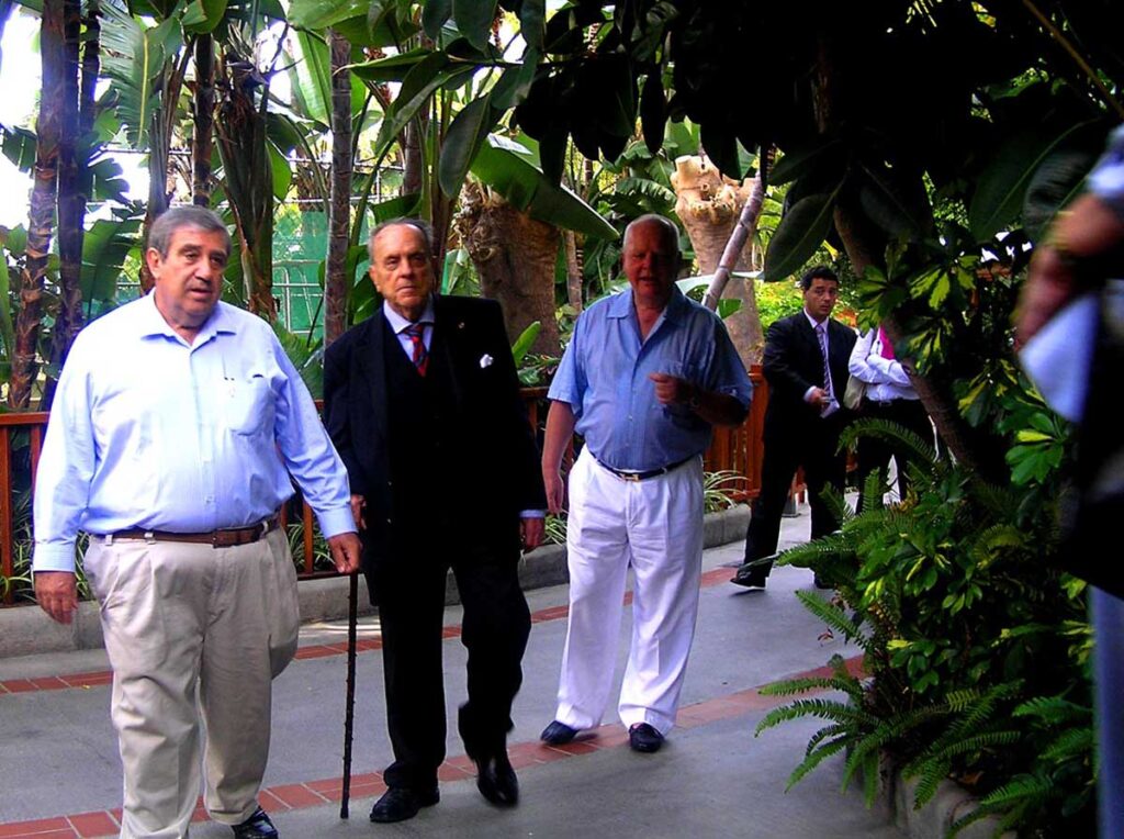 Manuel Fraga llega al Loro Parque. En el fondo: el propietario del parque, Wolfgang Kiessling