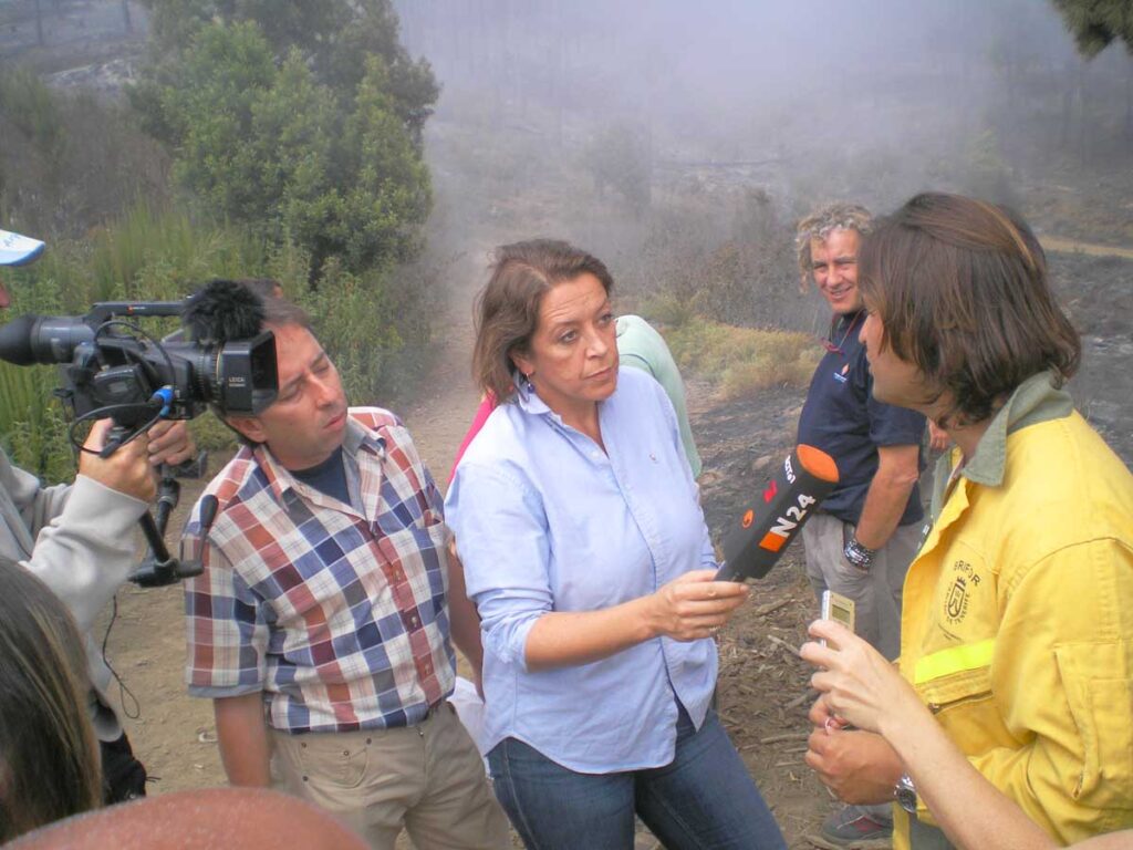 Katrin entrevista al ingeniero Gutiérrez. El intérprete está a su lado