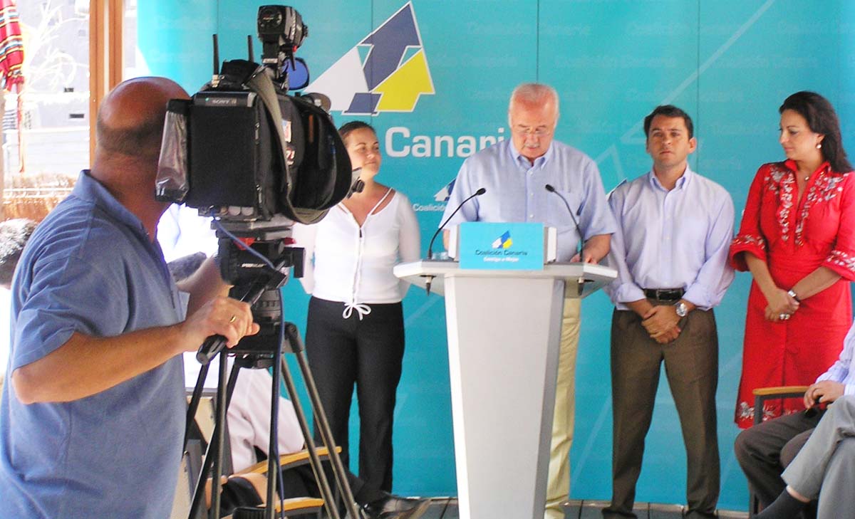 Una televisión local cubre un acto electoral en Santa Cruz de Tenerife