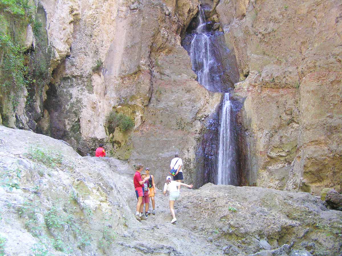 A los senderistas encanta la excursión por el Barranco de Infierno de Adeje