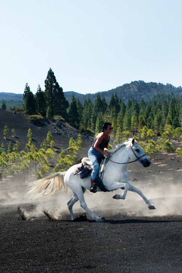 Cabalgar por la zona de última erupción volcánica