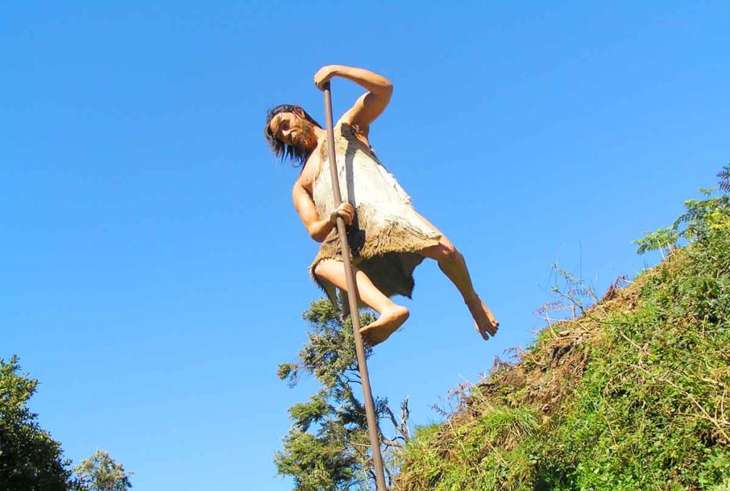 Un muñeco guanche practicando el Salto de Pastor