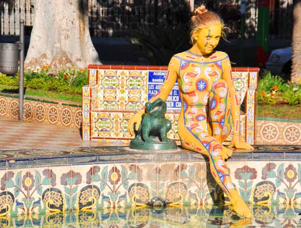 Lara posa con el monumento de raña 