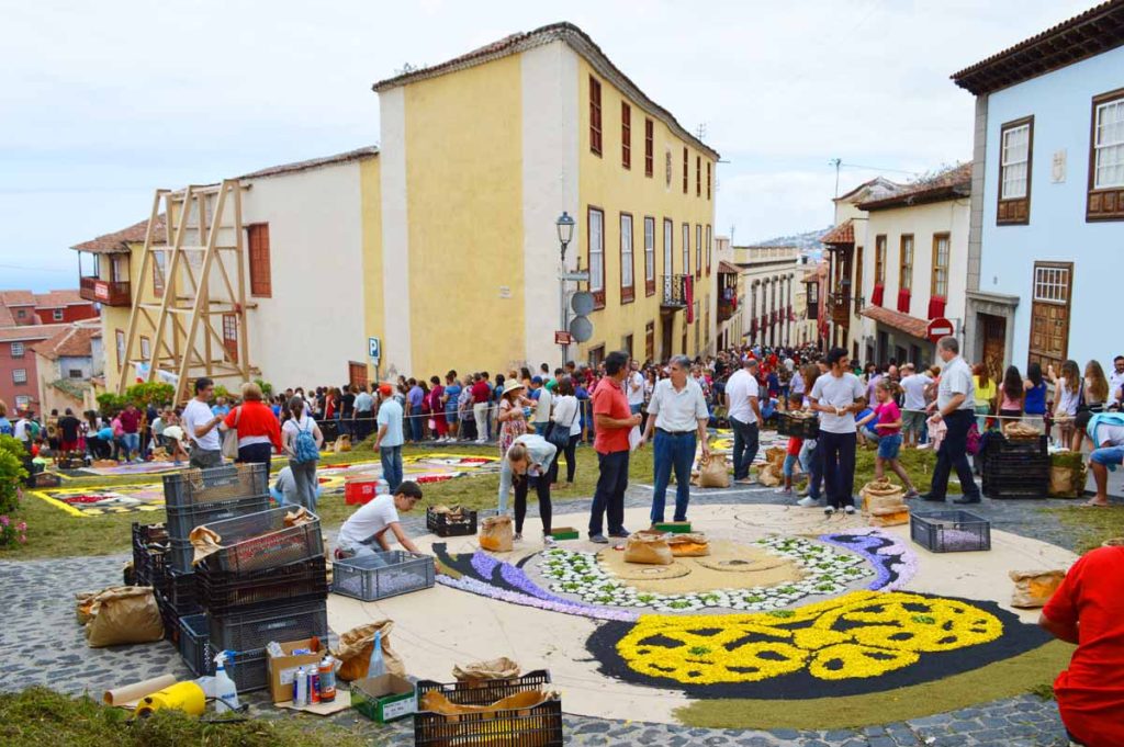 La recta final del Día de las Alfombras en el casco histórico de La Orotava