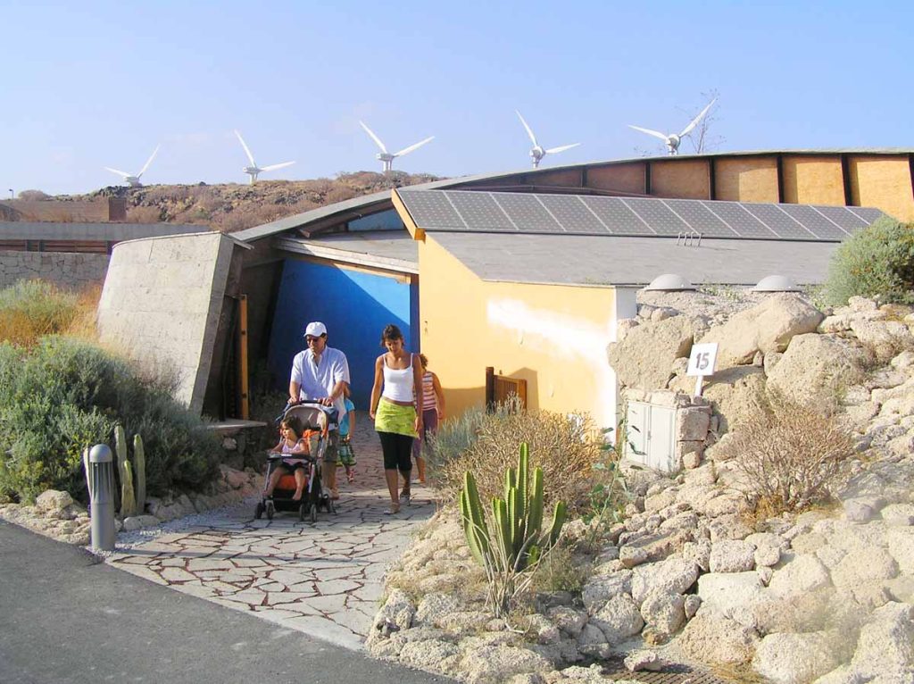 Visitantes del festival Eólica salen de una casa bioclimática