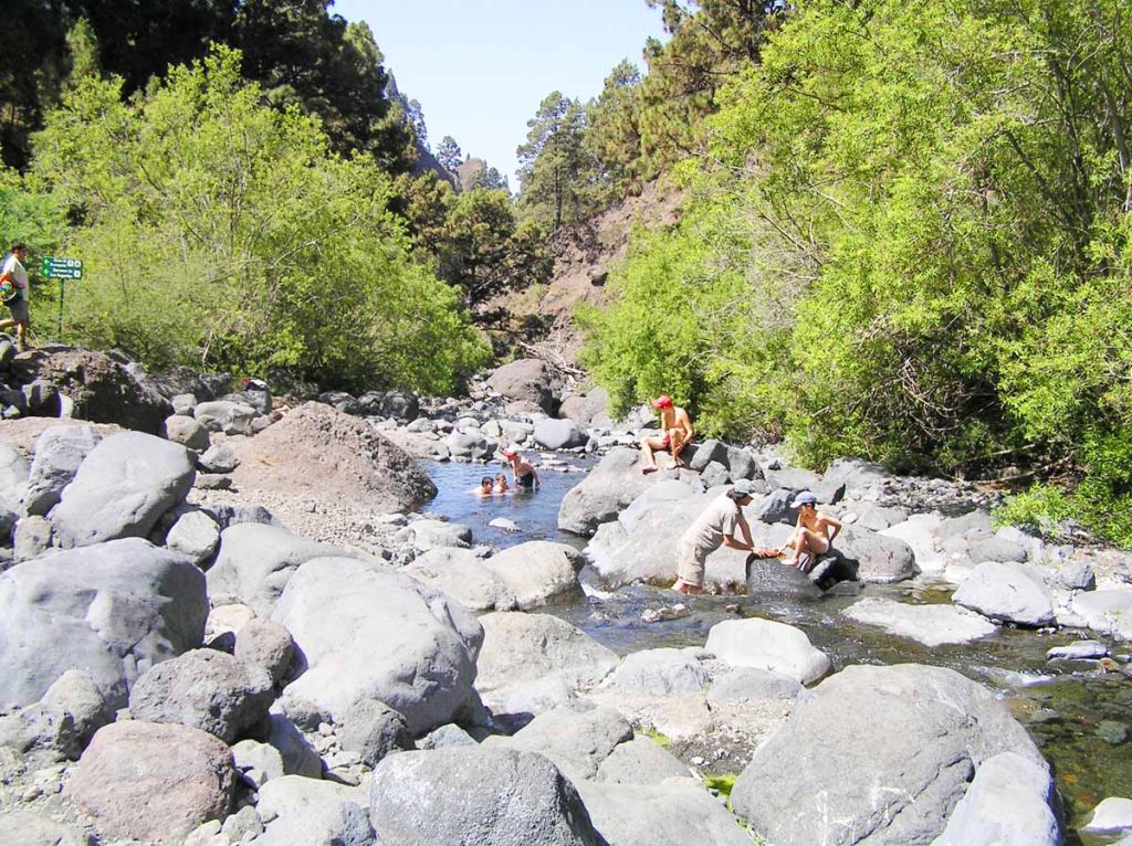 Durante el verano el cauce del Barranco de Las Angustias invita a bañar