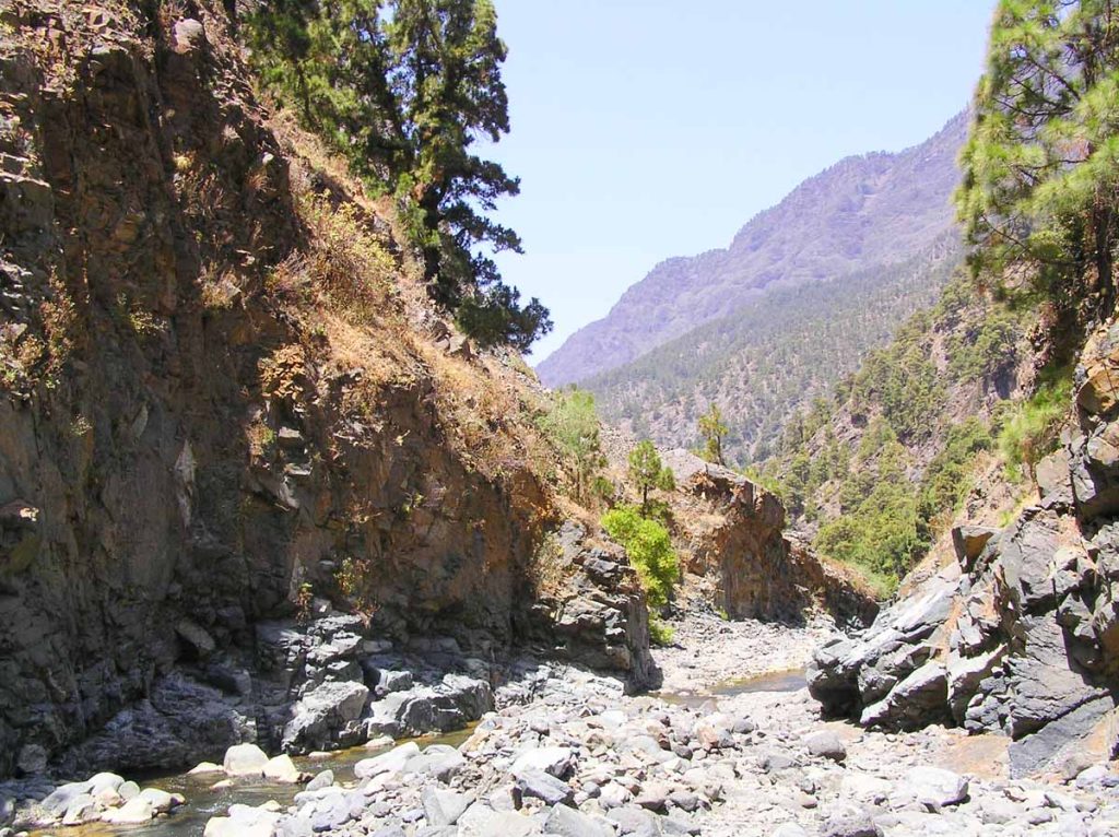 En primavera pasan masas de agua por el cauce del Barranco de Las Angustias