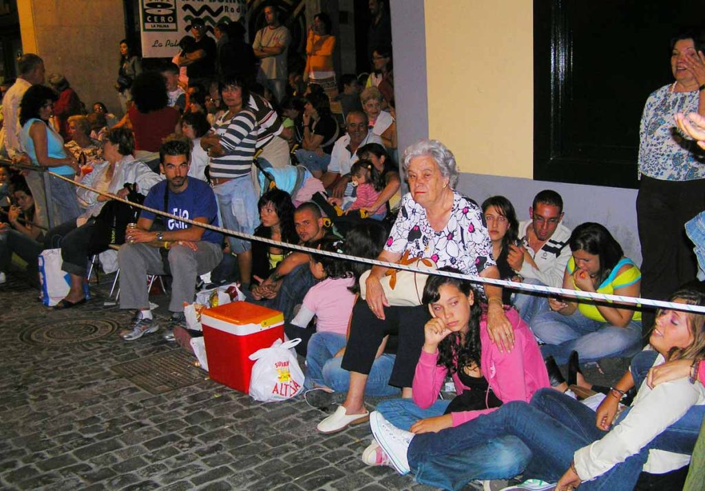 La gente espera muchas horas para poder disfrutar de la Danza de los Enanos