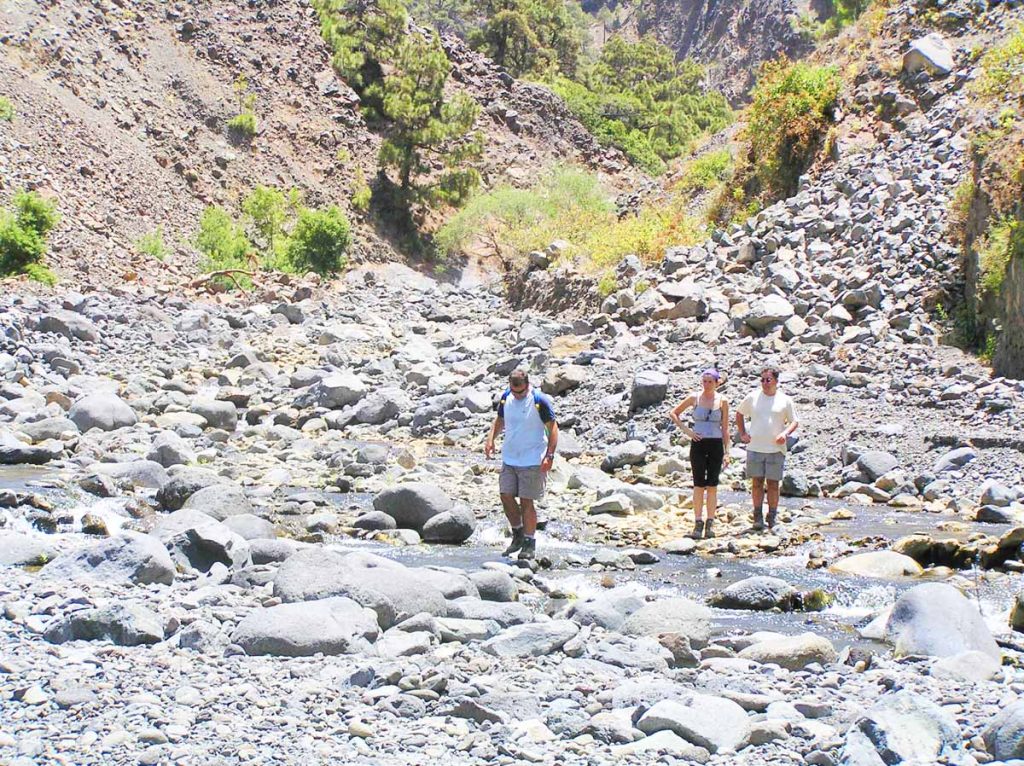 Caminar por el cauce del Barranco de Las Angustias