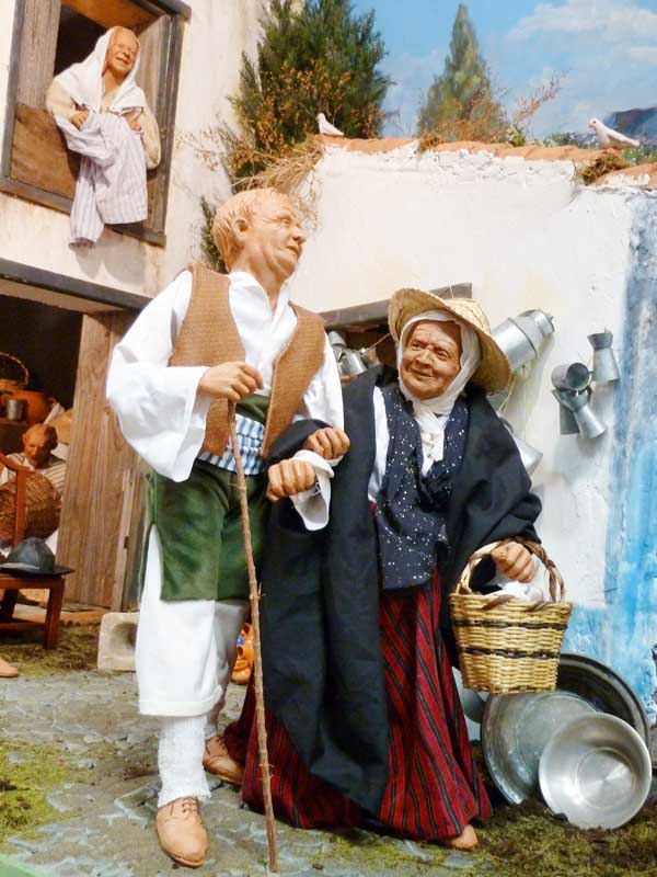 Dos ancianos vestidos de indumentaria tradicional