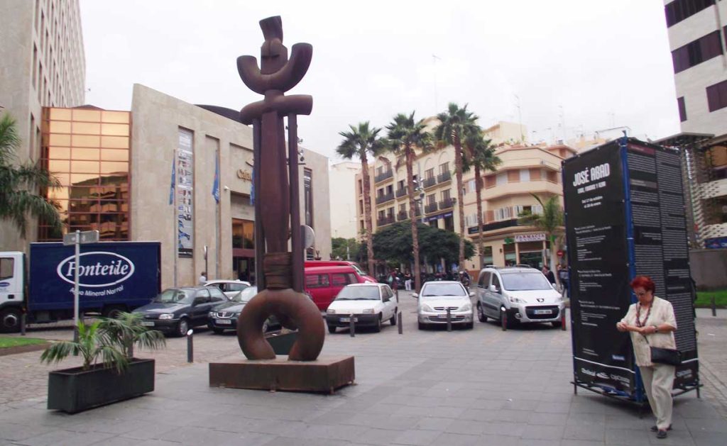 Una escultura de José Abad como señala  la exposición en el edificio de CajaCanarias