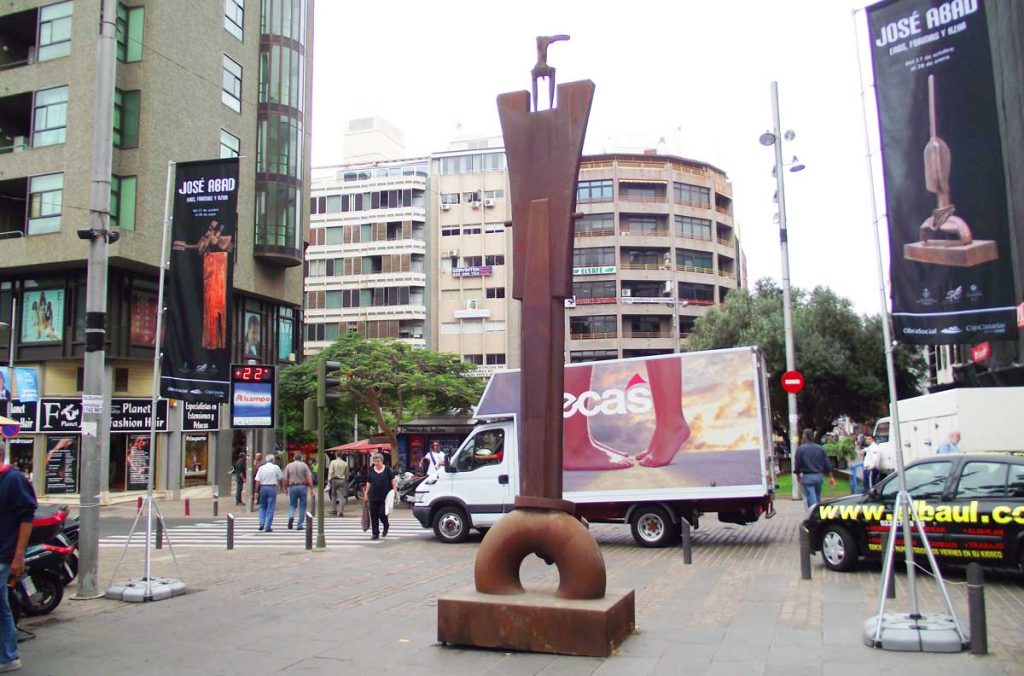 Una escultura de José Abad en el centro de la capital tinerfeña