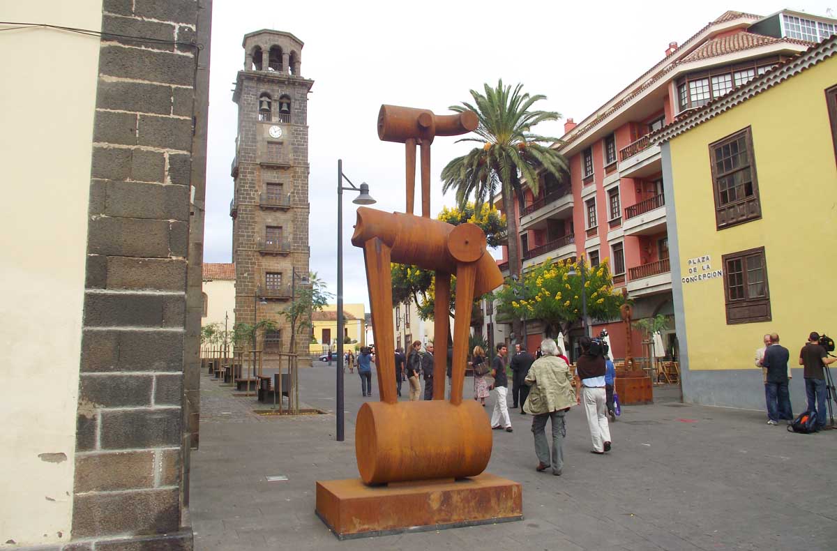 Estatua de José Abada al lado de la iglesia La Concepción de La Laguna