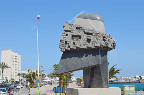 El "Chevalier" enfrente del muelle de la capital