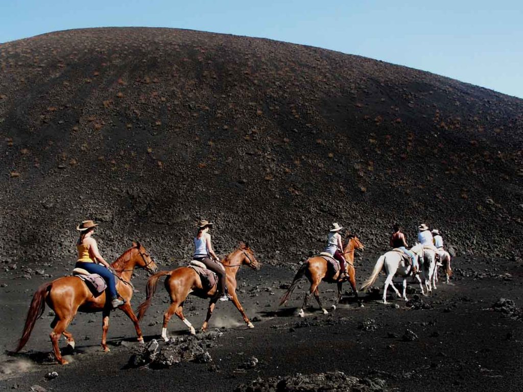 Excursión a caballo por un paisaje volcánico