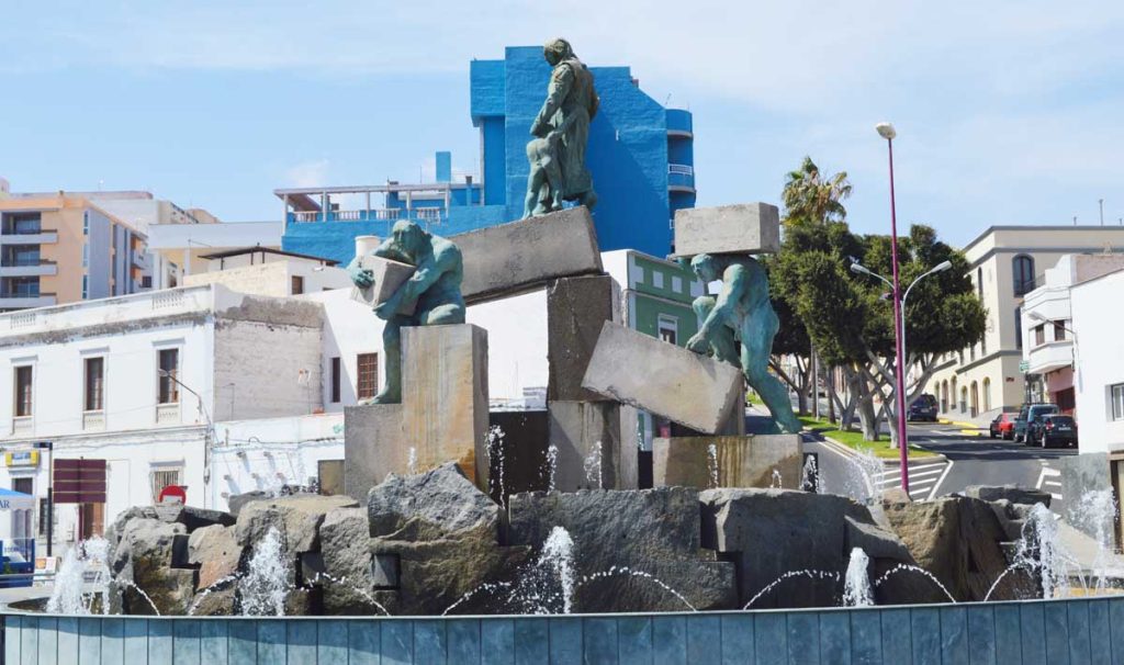 La "Fuente de la Explanada". Escultura inspirada en el pasado de la isla, hecha de de cemento y bronce 