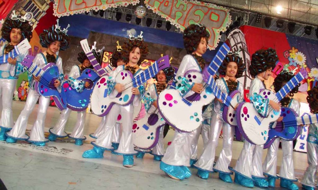 Jóvenes tinerfeños reviven el ámbito musical de los años setenta