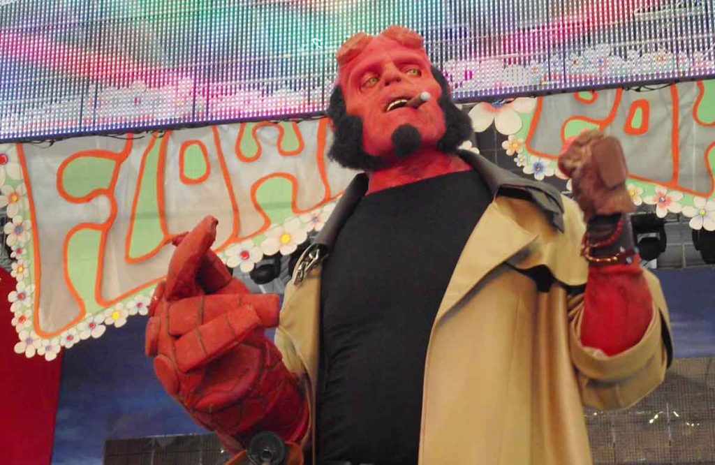 El Hell Boy tinerfeño anima a su afición desde el escenario 