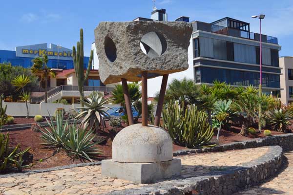 Escultura de piedra con vistas al puerto