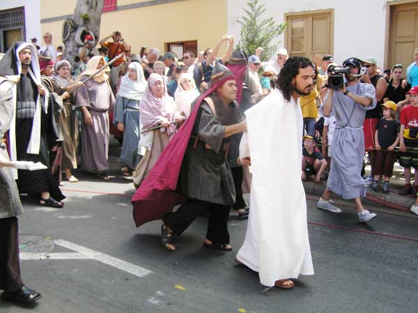 Los cámaras siguen a Jesús en cada momento