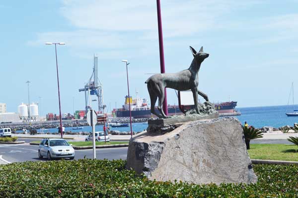 Homenaje en metal al podenco canario