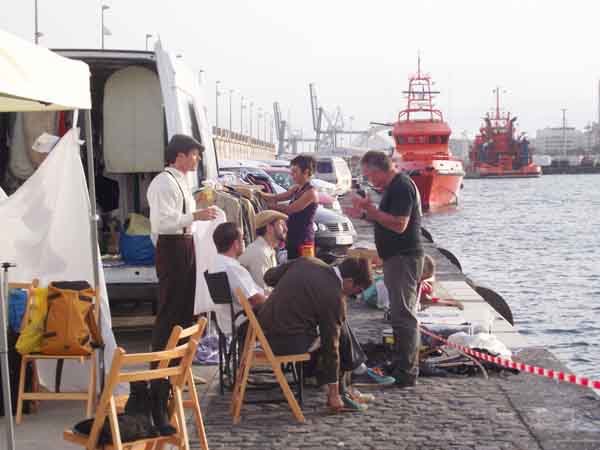 Actores al lado del vestuario