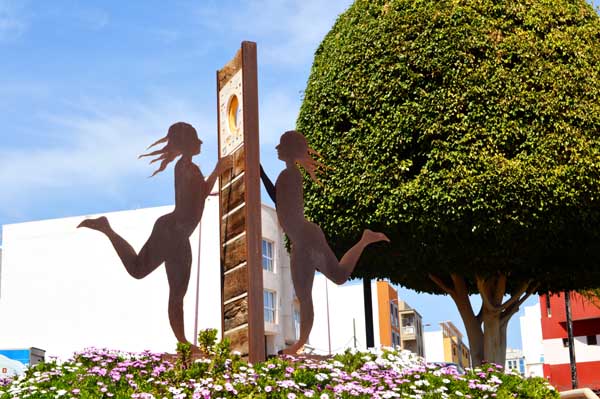 Escultura inspirada en bailarines