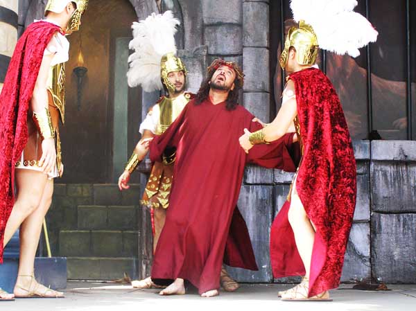 Los guardianes visten a Jesús y le ponen la . . . 