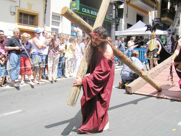 . . . corona de espina. Luego empieza el vía crucis