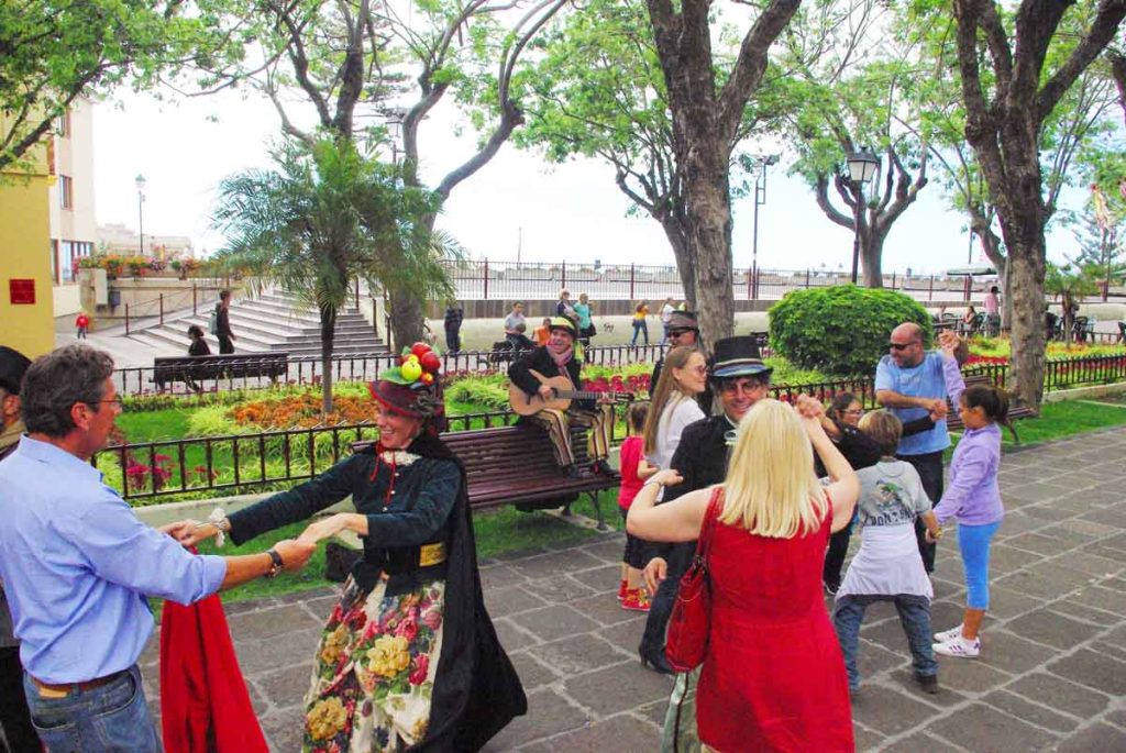 Baile final bajo copas de sabina al lado del pabellón central de La Orotava