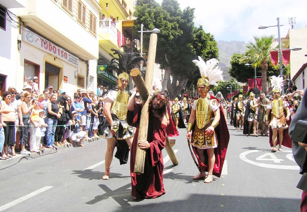 Vigilado por soldados romanos Jesús arrastra su cruz por la calle principal del núcleo de Adeje