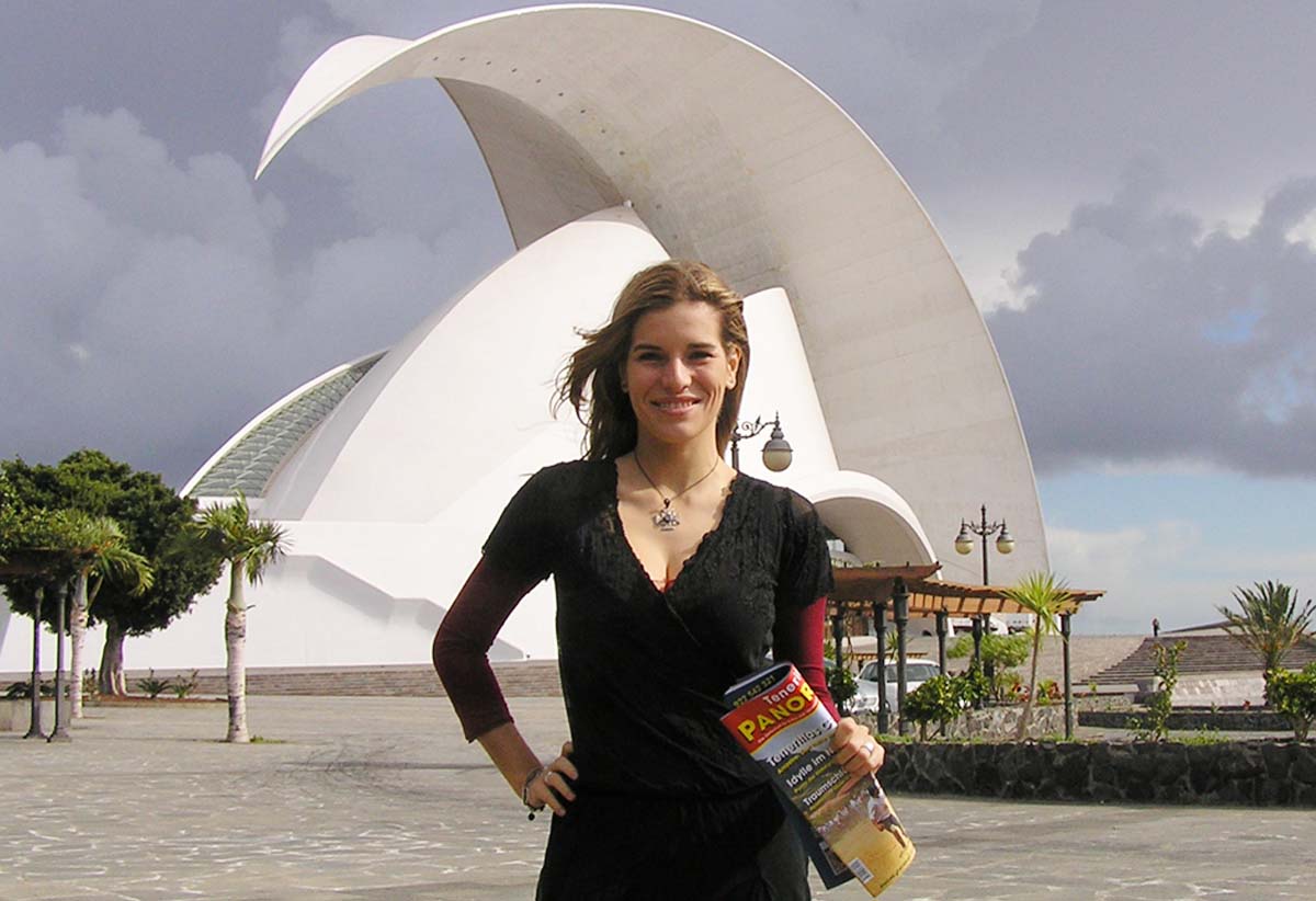 La cantante Marta Solís frente al Auditorio de Tenerife