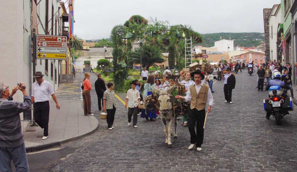 La plaza de la parte  de arriba de La Orotava vestido de traje de los años cincuenta