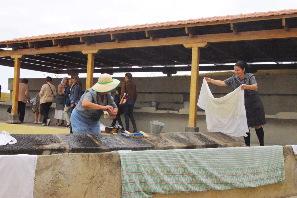 Dos mujeres lavando ropa en los lavaderos de La Orotava 