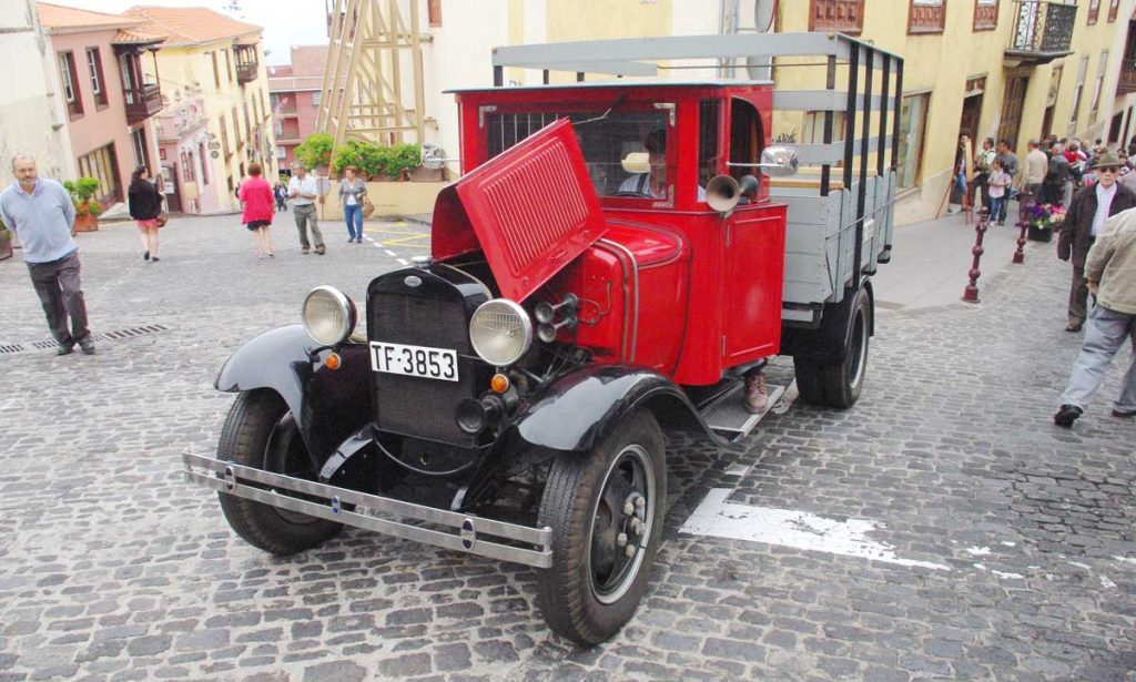 Un coche antiguo atrae las vistas en el ambiente orotavense de los años cincuenta