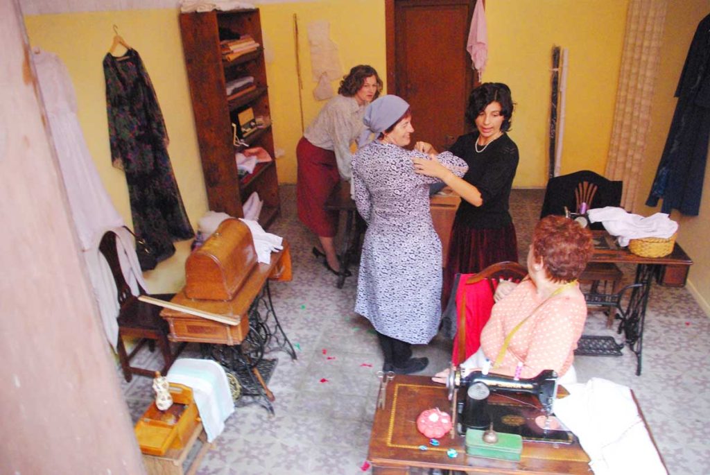 En la sastrería, las mujeres  intercambiaron información  sobre la última moda 