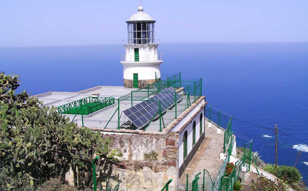 Vistas al faro de Roque Bermejo desde arriba 