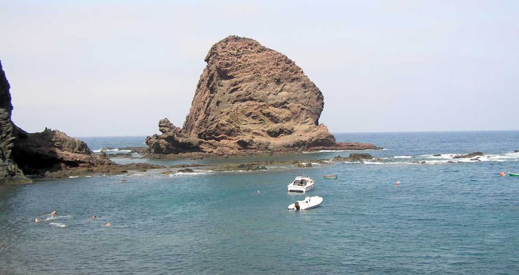 La bahía de Roque Bermejo a la falda del macizo de Anaga  