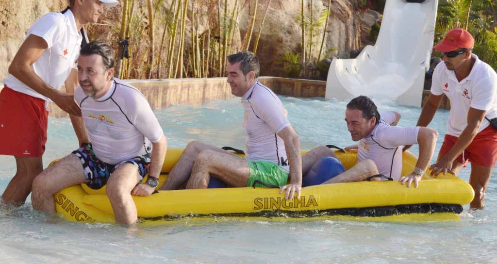 Fernando Clavijo, Carlos Alonso y Christoph Kiessling tras el  viaje por el tobogán